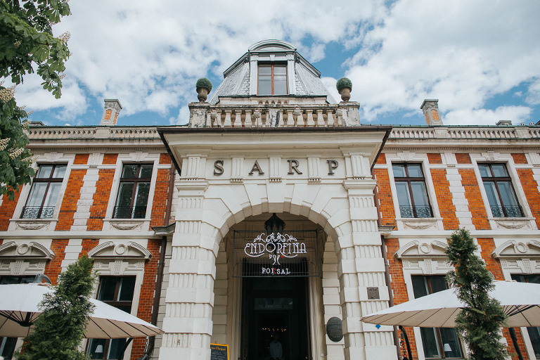 wejście do restauracji endorfina Foksal w Warszawie 