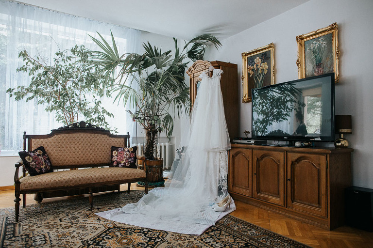 suknia Panny młodej wisząca na szafie