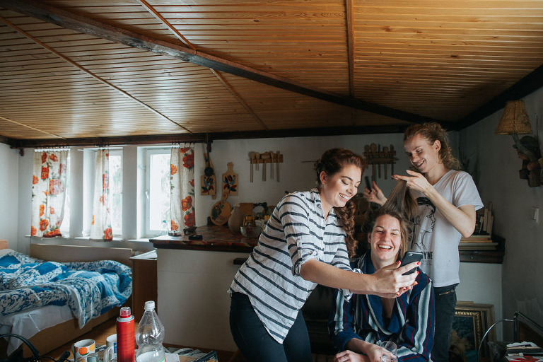 panna młoda w trakcie czesania przed weselem 