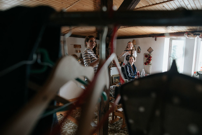 panna młoda w trakcie robienia fryzury na ślub 