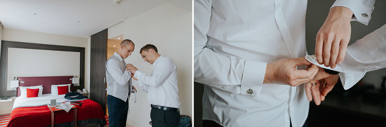 świadek pomaga panu młodemu w zapięciu spinek 