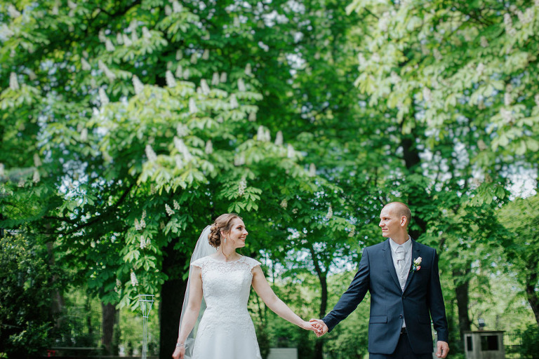 nowożeńcy w ogrodzie restauracji Endorfina Foksal 