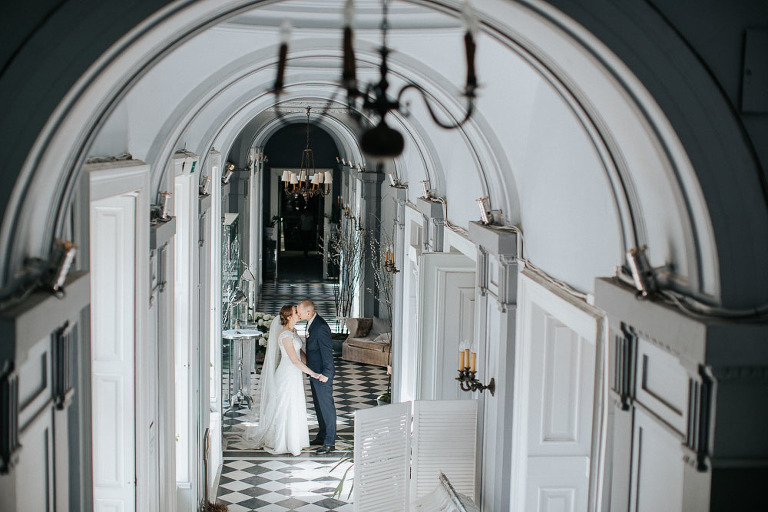 nowożeńcy podczas sesji we wnętrzach Endorfiny Foksal 