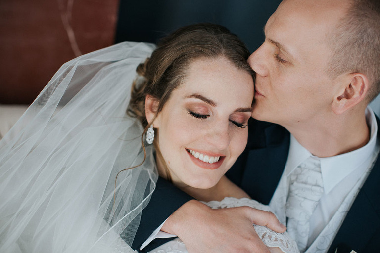 Pan młody całuje swoją narzeczoną we wnętrzach Endorfiny Foksal 