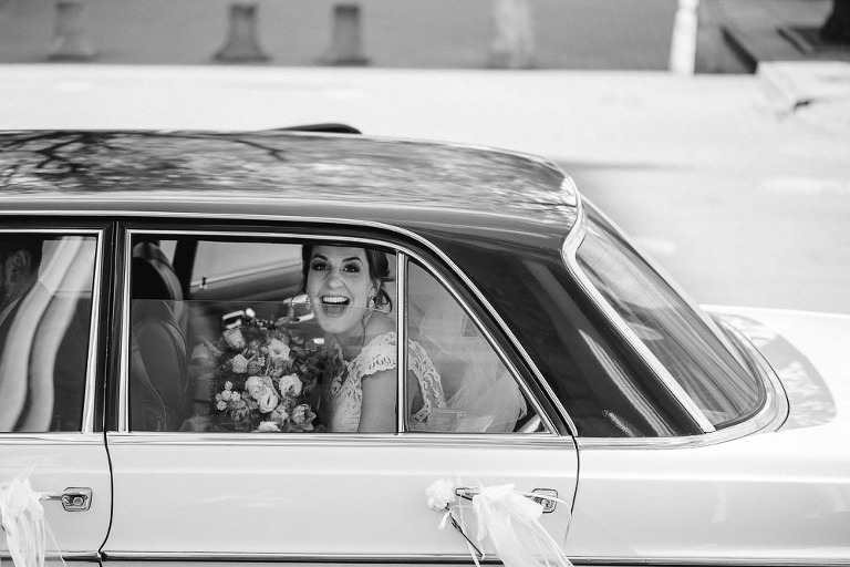 uśmiechnięta panna młoda przed swoim polsko-szwedzkim ślubem 