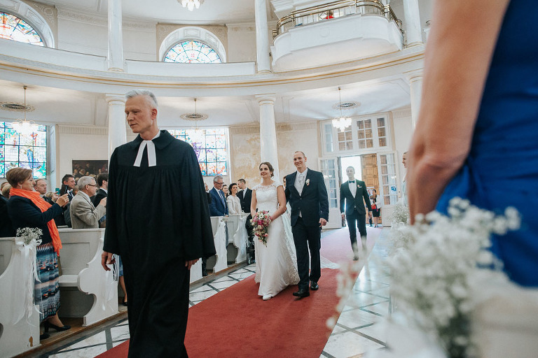 państwo młodzi podchodzą pod ołtarz w kościele 