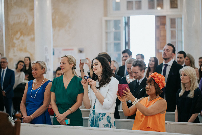 goście robiący zdjecia podczas ślubu polsko-szwedzkiego 