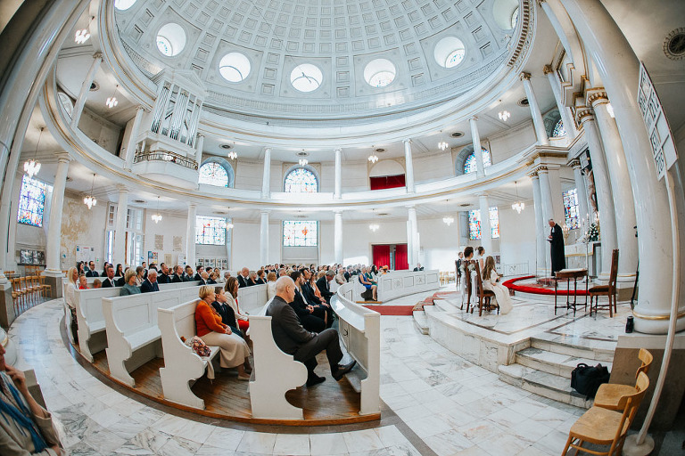 wnętrze kościoła podczas ślubu 