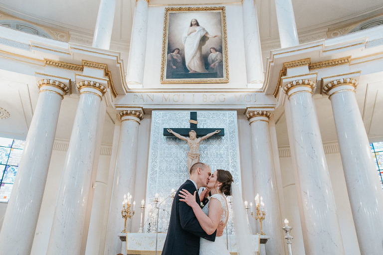 pocałunek po przysiędze podczas polsko-szwedzkiego ślubu 