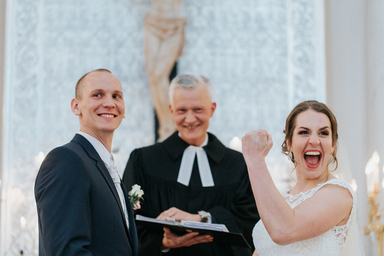 bardzo zadowolona panna młoda w trakcie ślubu 