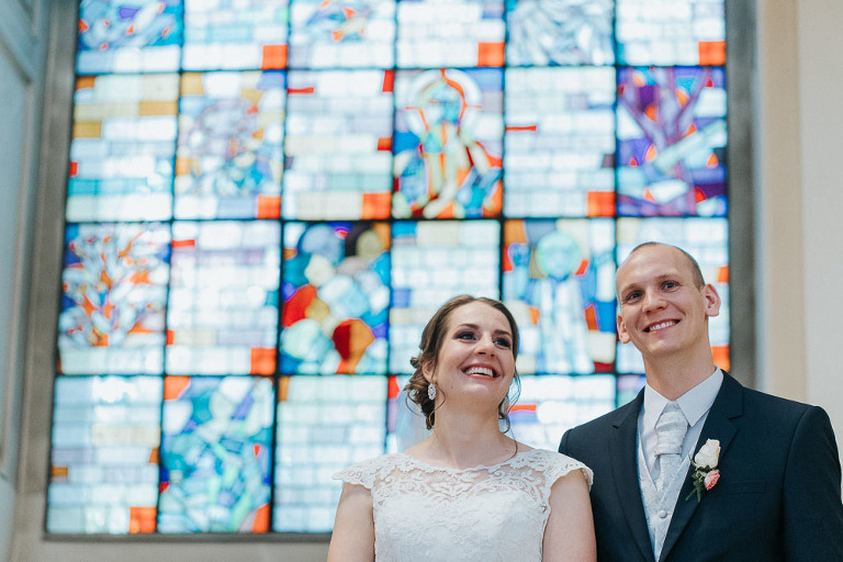 państwo młodzi na tle witraża 
