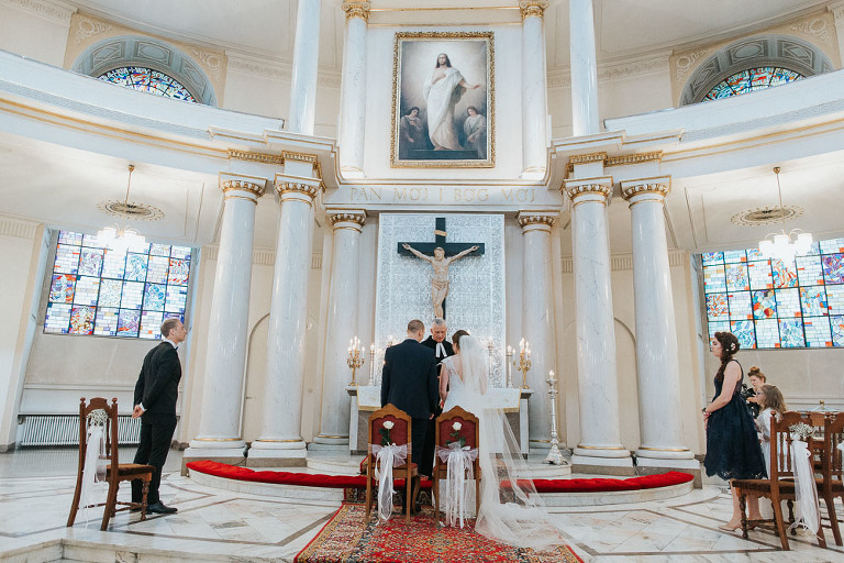 ślub polsko-szwedzki para na tle ołtarza 