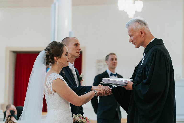 ślub polsko-Szwedzi para składająca sobie przysięgę w kościele 