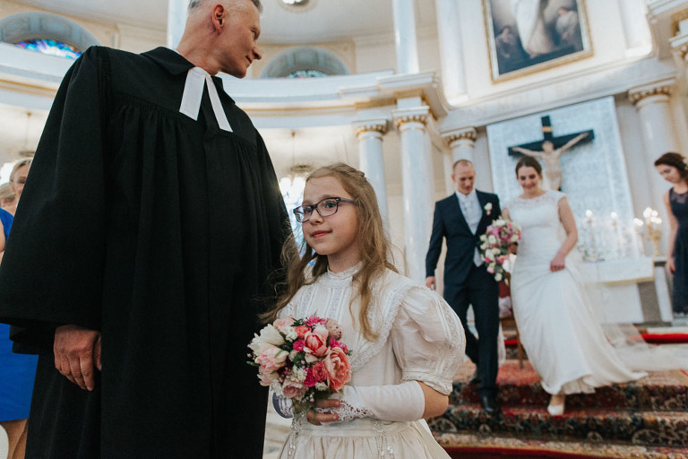 dzieci podczas ślubu w kościele 