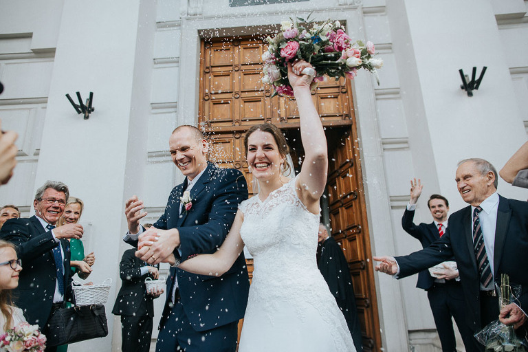 ślub polsko-szwedzki para obrzucona ryżem podczas wyjścia z kościoła 