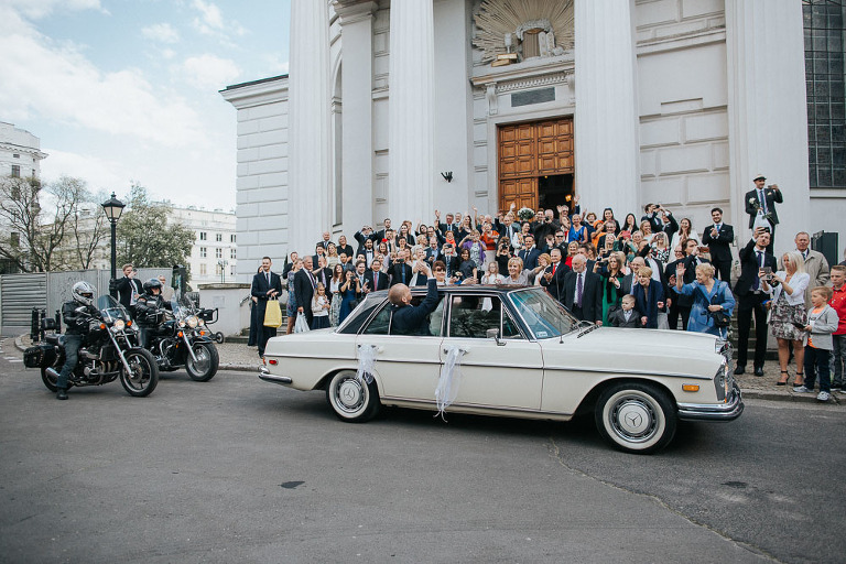 odjazd starym mercedesem z pod kościoła po ślubie 