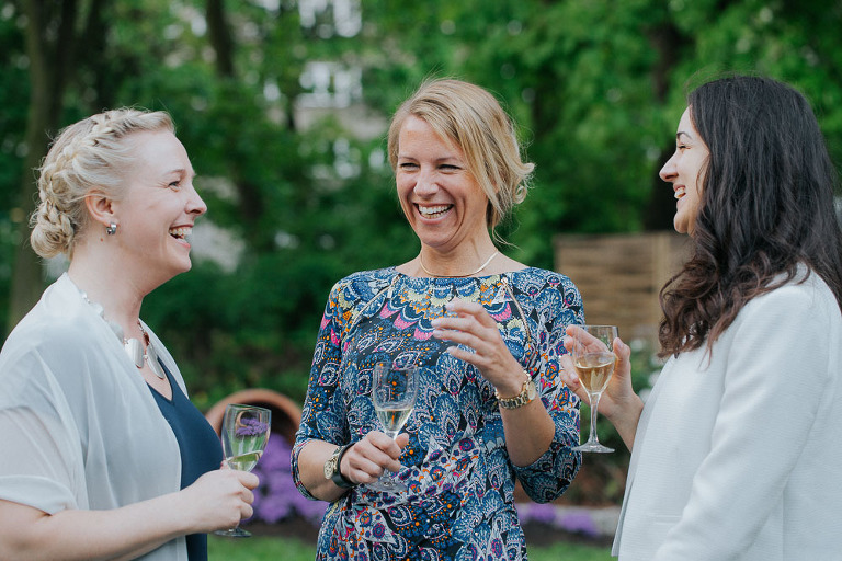 uśmiechnięci goście podczas wesela w ogrodzie endorfina foksal 