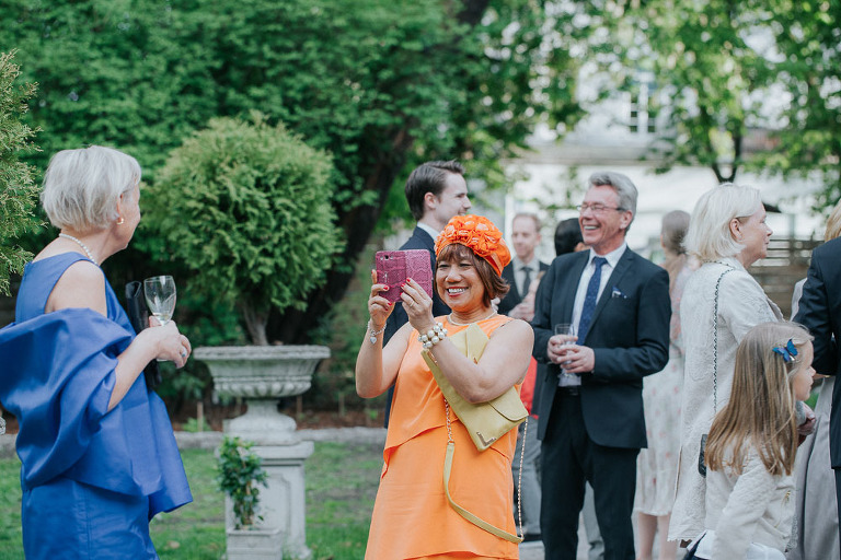 pani robi zdjęcie telefonem w endorfina foksal 