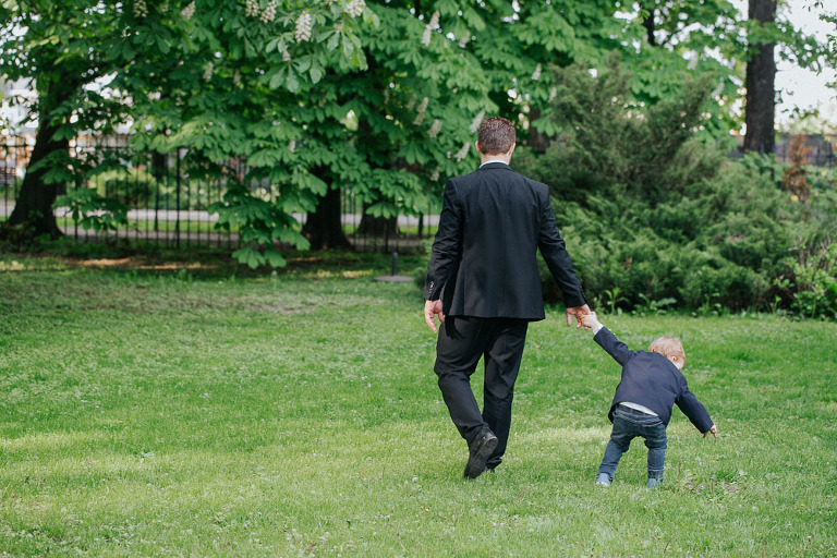 tata spaceruje z synem po ogrodzie endorfina foksal 