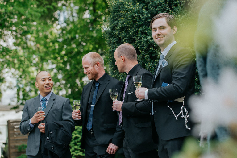 panowie piją szampana w endorfina foksal 