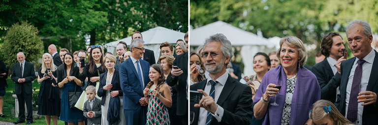 oczekujący goście na nowożeńców w ogrodzie 