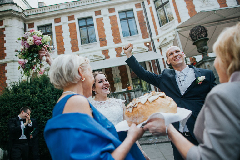 zadowoleni państwo młodzi 