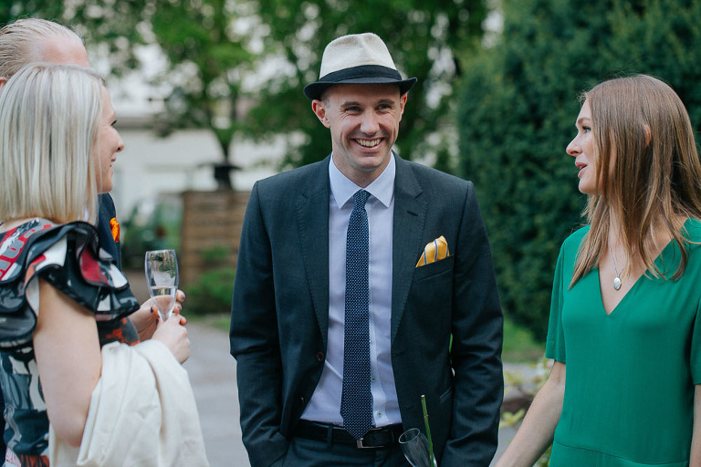 pan w kapeluszu na weselu 