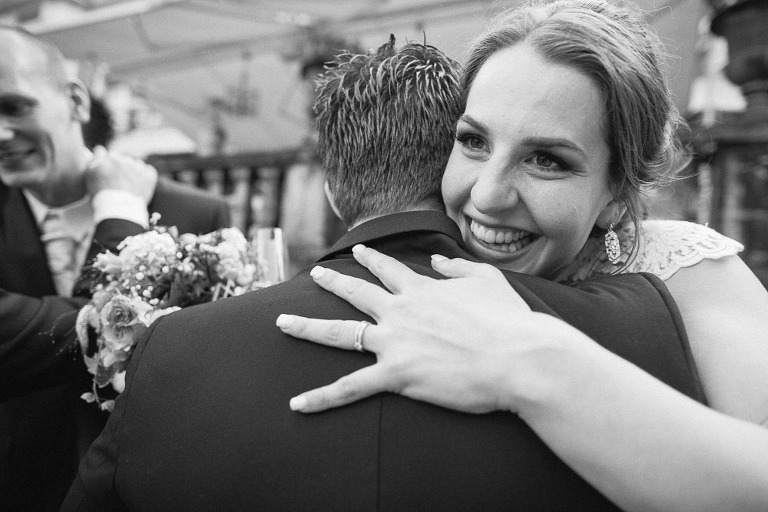 uśmiechnięta pana młoda podczas życzeń po ślubnie 