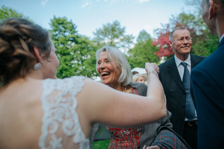 goście składają życzenia po ślubie polsko-szwedzkim 