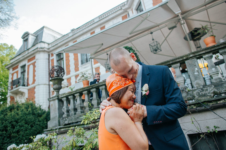 pan młody przytula ciocie podczas życzeń na weselu w endorfina foksal 