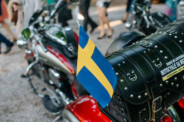 flaga szwedzka przyczepiona do motocykla 