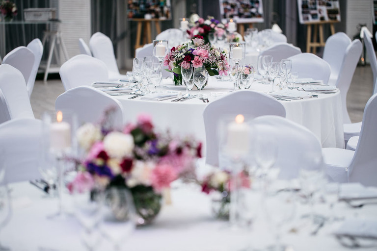 przystrojony stół w oranżerii endorfina Foksal 