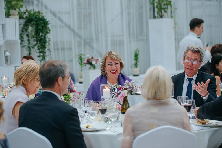 rozmowy gości przy stołach podczas wesela w oranżerii Endorfina Foksal 