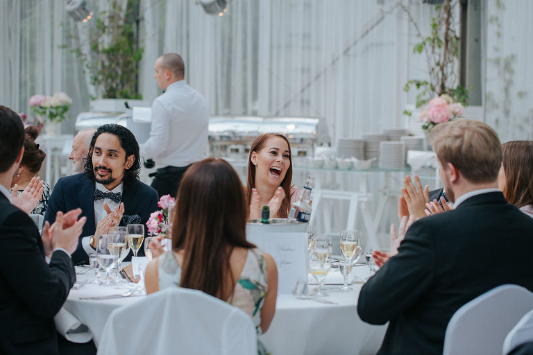 goście siedzący przy stołach podczas wesela w oranżerii Endorfina Foksal 