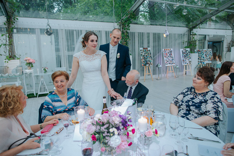 pani młoda pokazuje swoja obrączkę wujkowi