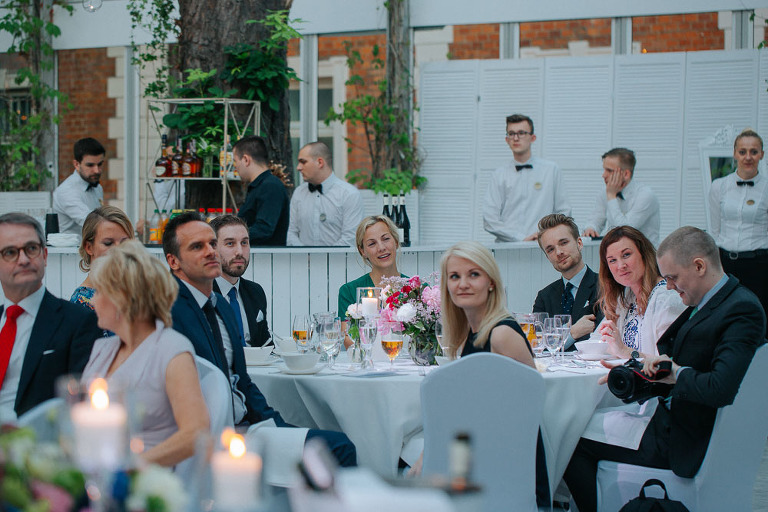 goście słuchający przemowy na weselu w Endorfina Foksal 