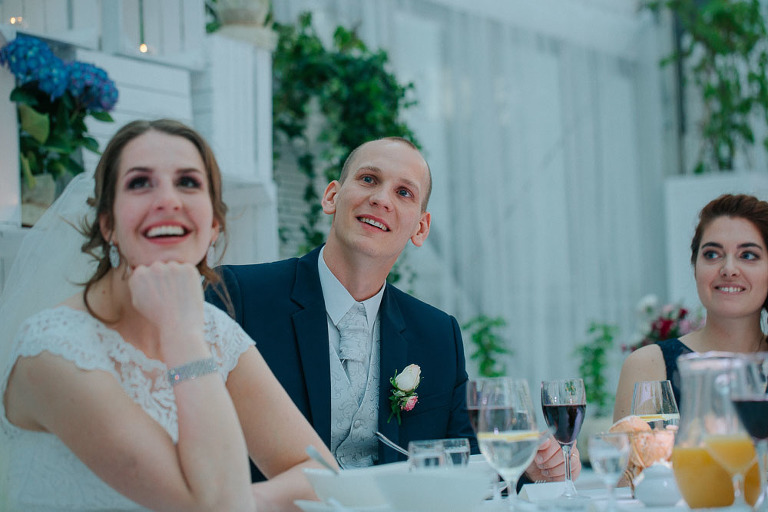 państwo młodzi na weselu w resteuracji Endorfina Foksal 