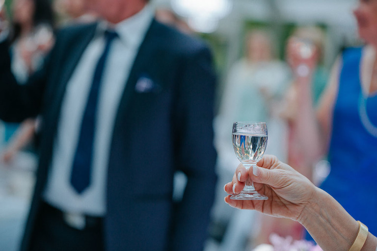 kieliszek wódki na weselu 