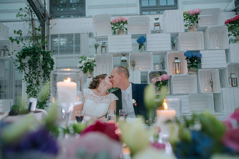 pocałunek Państwa młodych na weselu 