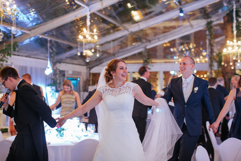 para młoda tańczy poloneza na weselu 