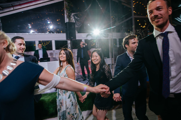 goście tańczą poloneza na weselu w resteuracji