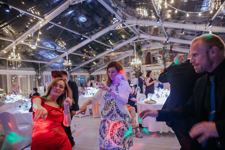 goście tańczący na parkiecie w oranżerii 