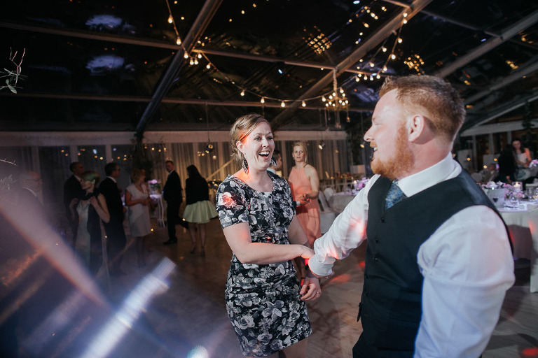 para tańcząca podczas wesela 