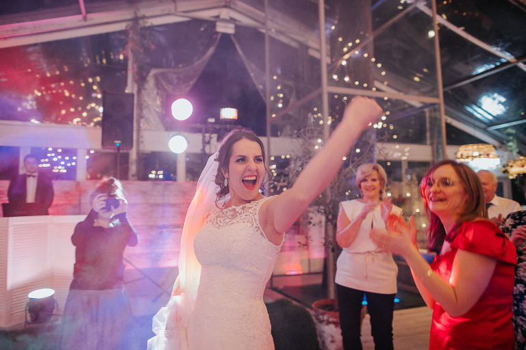 panna młoda tańcząca na swoim weselu w endorfina foksal 