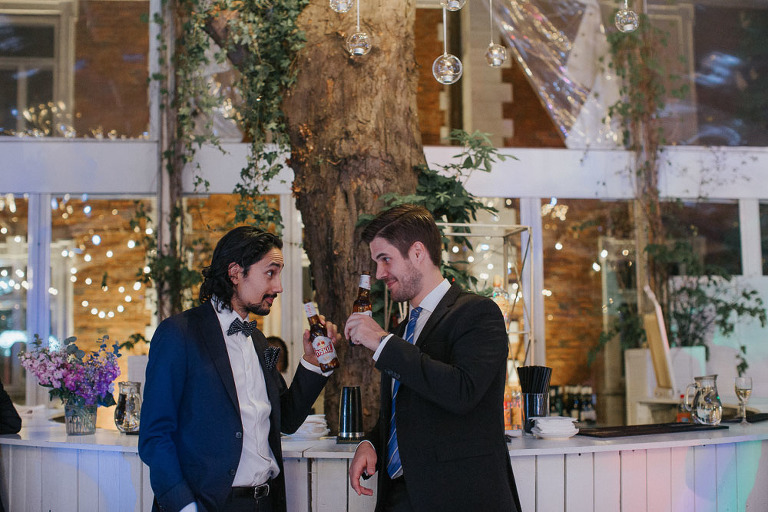 panowie pijacy piwo podczas wesela w oranżerii 