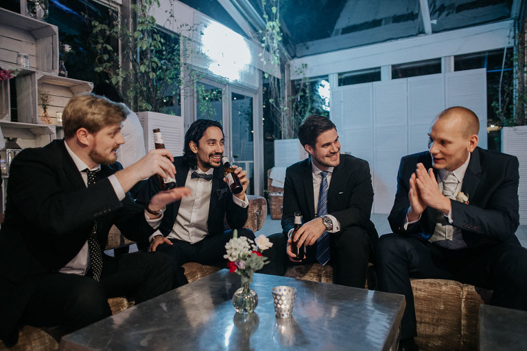 panowie relaksujący się na weselu 