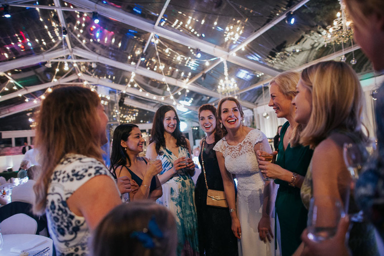 pani młoda rozmawia na weselu z przyjaciółkami 