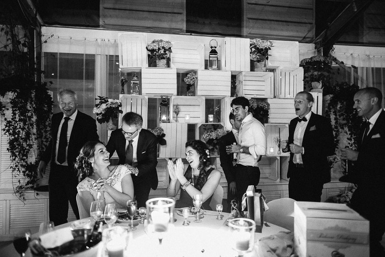 tradycja polsko-szwedzka na weselu całowanie panny młodej przez gości 