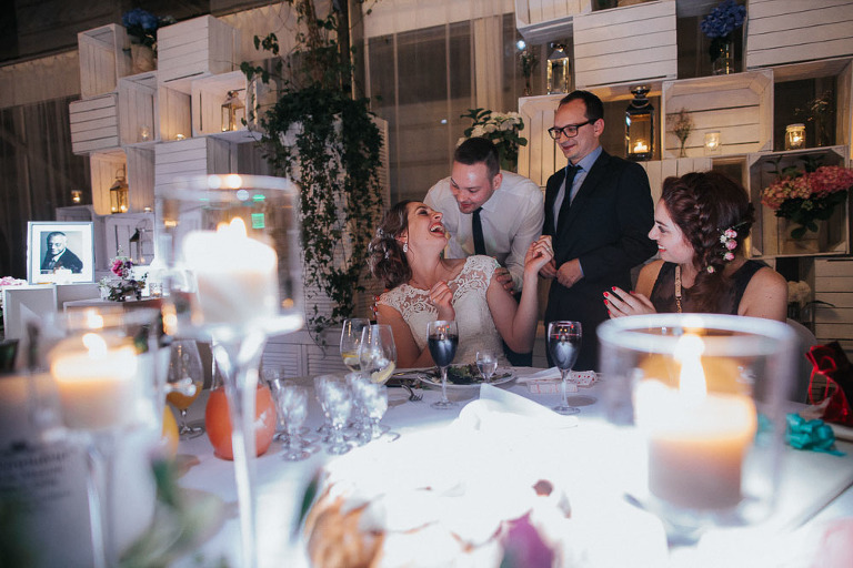 tradycja polsko-szwedzka na weselu całowanie panny młodej przez gości 