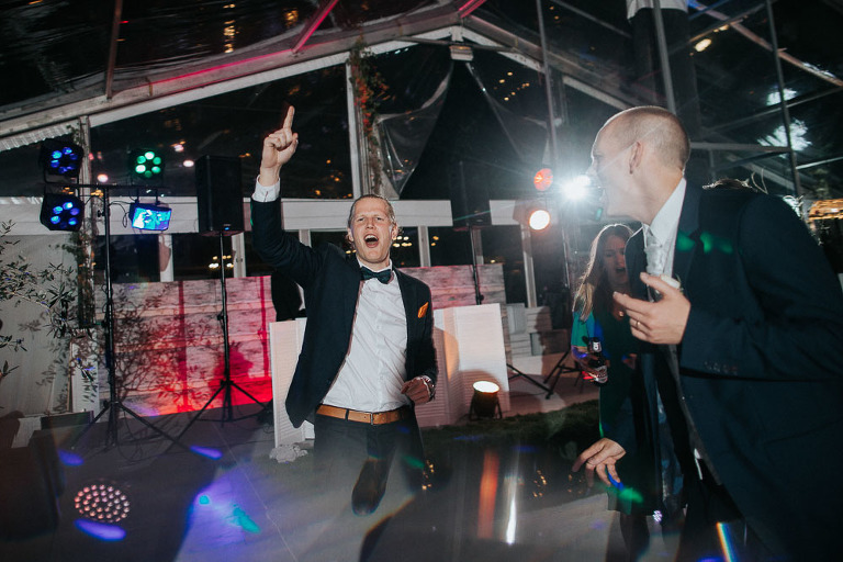 goście bawiący się podczas wesela polsko-szwedzkiego 